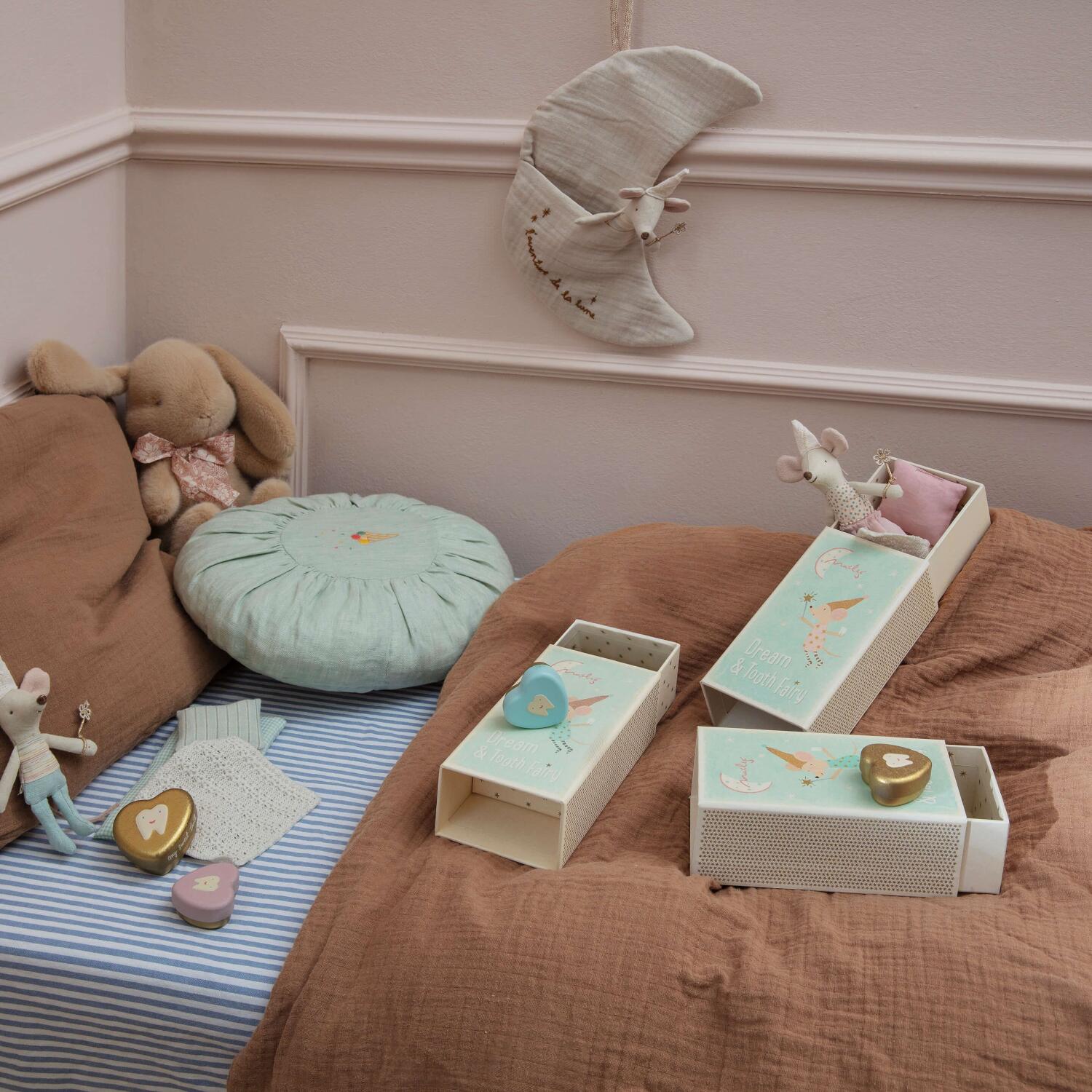 Spielset mit Maustier-Figur in Streichholzschachtel auf dem Bett, geöffnete Box