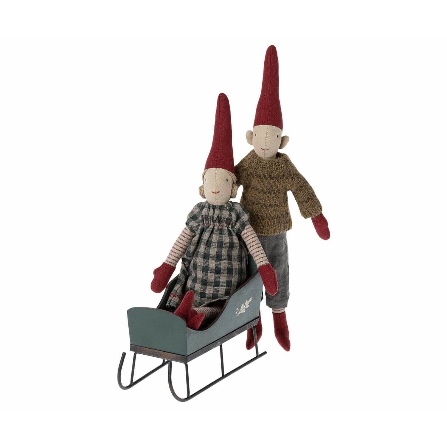Mini-Deko-Schlitten dunkelgrün mit Stofffiguren in kariertem Outfit
