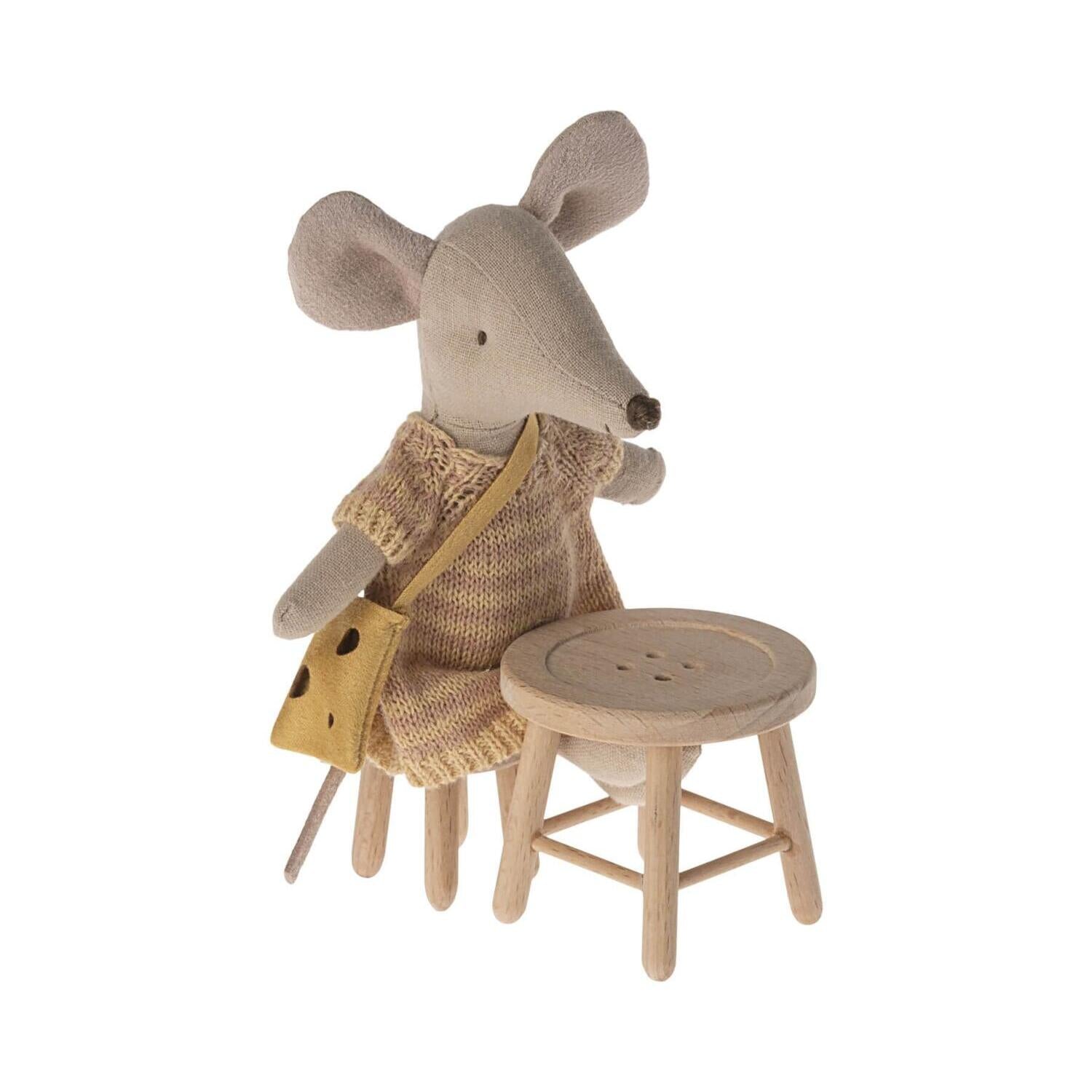 Holz-Hocker mit runder Sitzfläche und drei Beinen, naturfarben