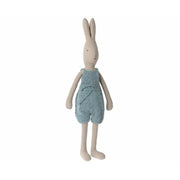 Plüschhase mit blauem Strickoverall, stehende Vorderansicht
