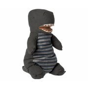 Maileg Plüschdinosaurier (52 cm) dunkelgrün mit gestreiftem blauem Shirt