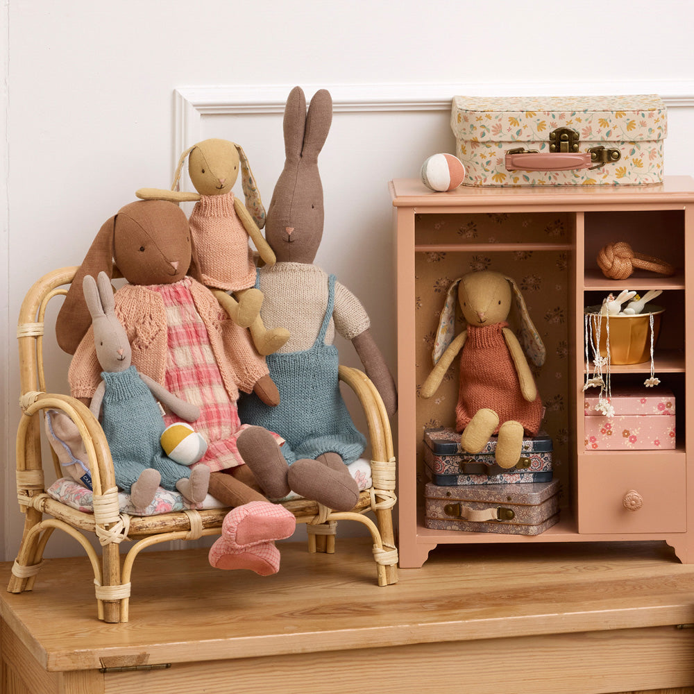 Kaninchen "Klassisch" mit gestricktem Overall - Größe 1 (Blau)