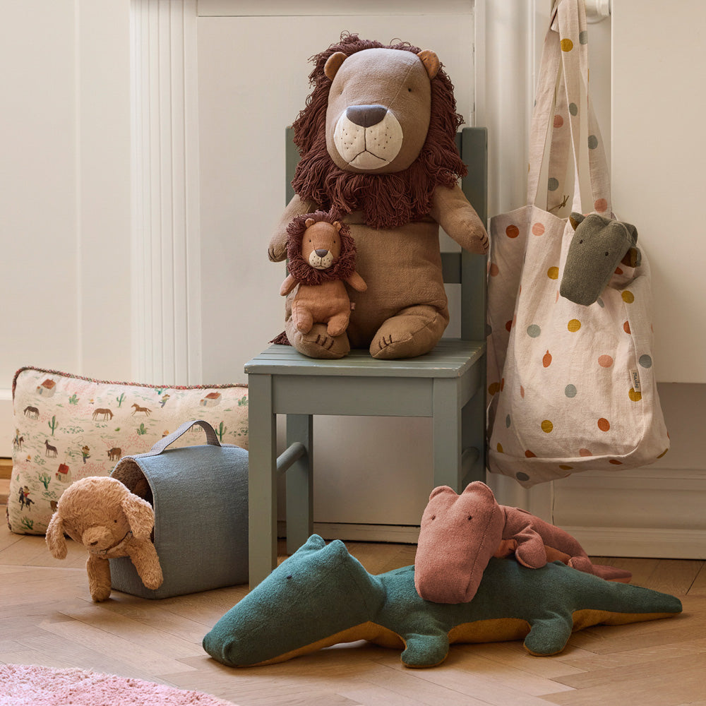Sitzendes Löwen-Kuscheltier mit brauner Mähne und beige Schnauze