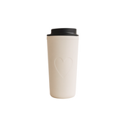 Cremefarbener To-go-Becher mit schwarzem Deckel und eingepresstem Herz