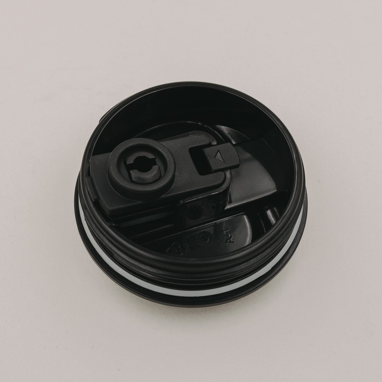 Schwarzer Deckel mit Verschlussmechanismus für To-go-Becher, von oben
