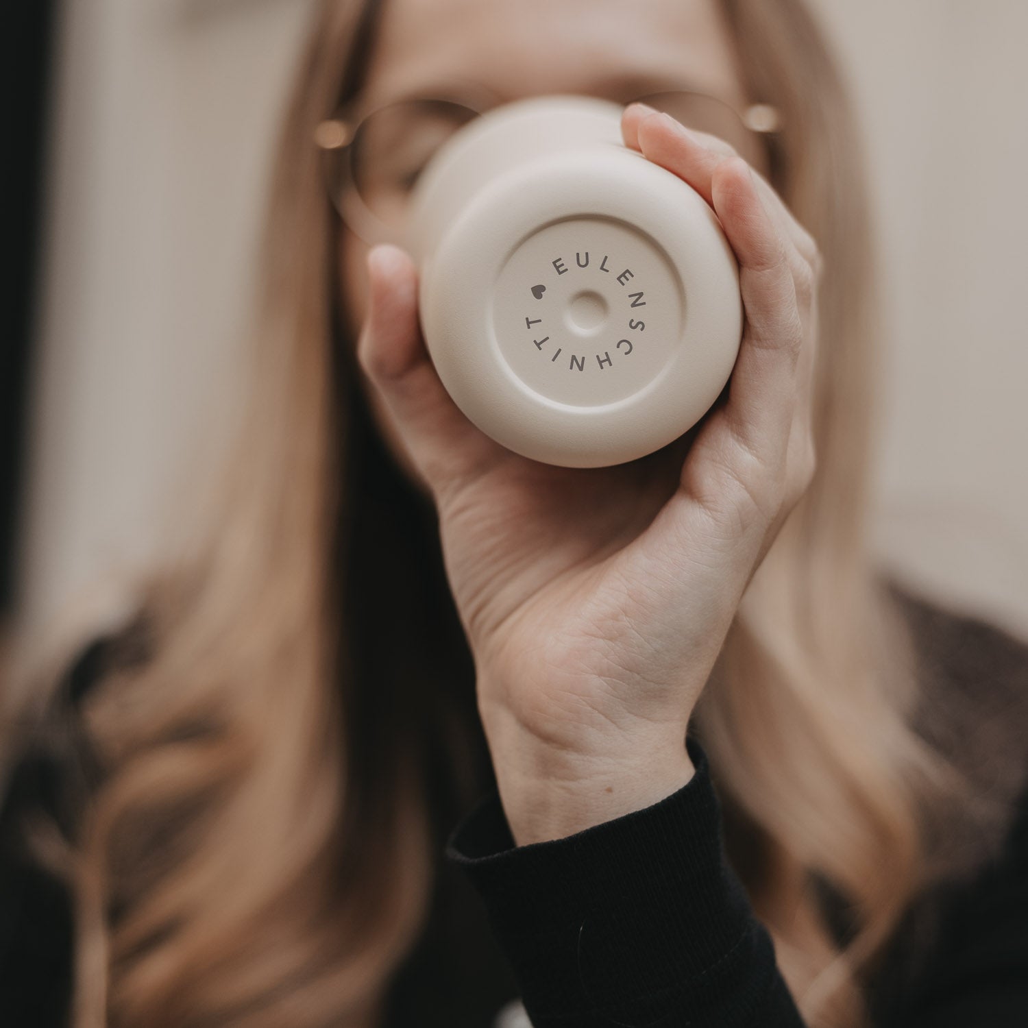 Unterseite eines Creme-To-go-Bechers mit runder Prägung „EULEN“