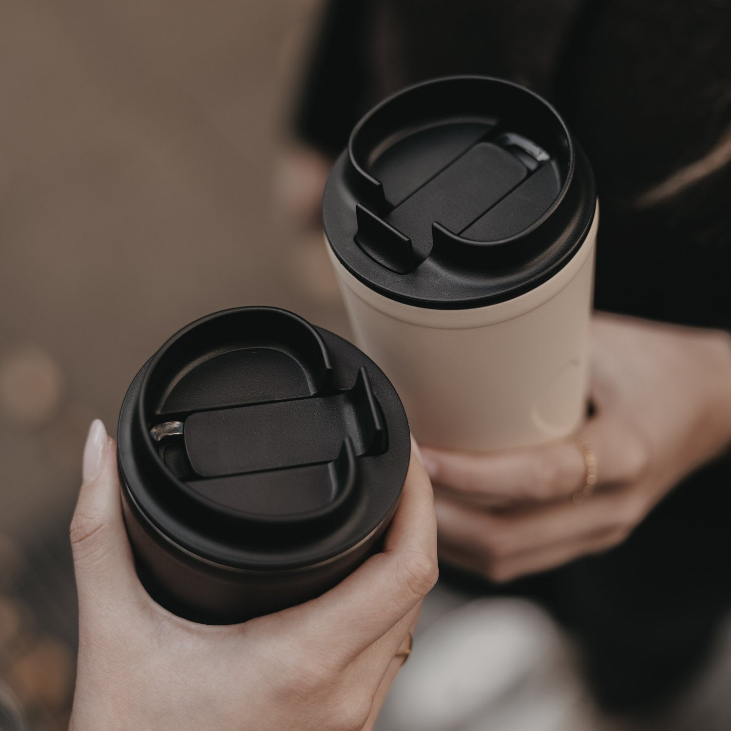 Schwarzer Deckelverschluss auf Creme-To-go-Becher, Deckel geöffnet
