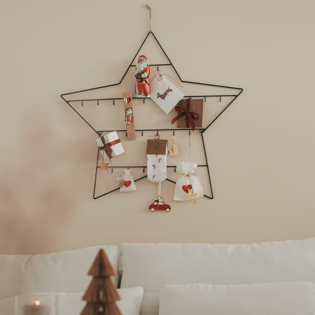 Großer Adventskalender Stern mit vielen Mini-Geschenken und Anhängern am Metallgestell