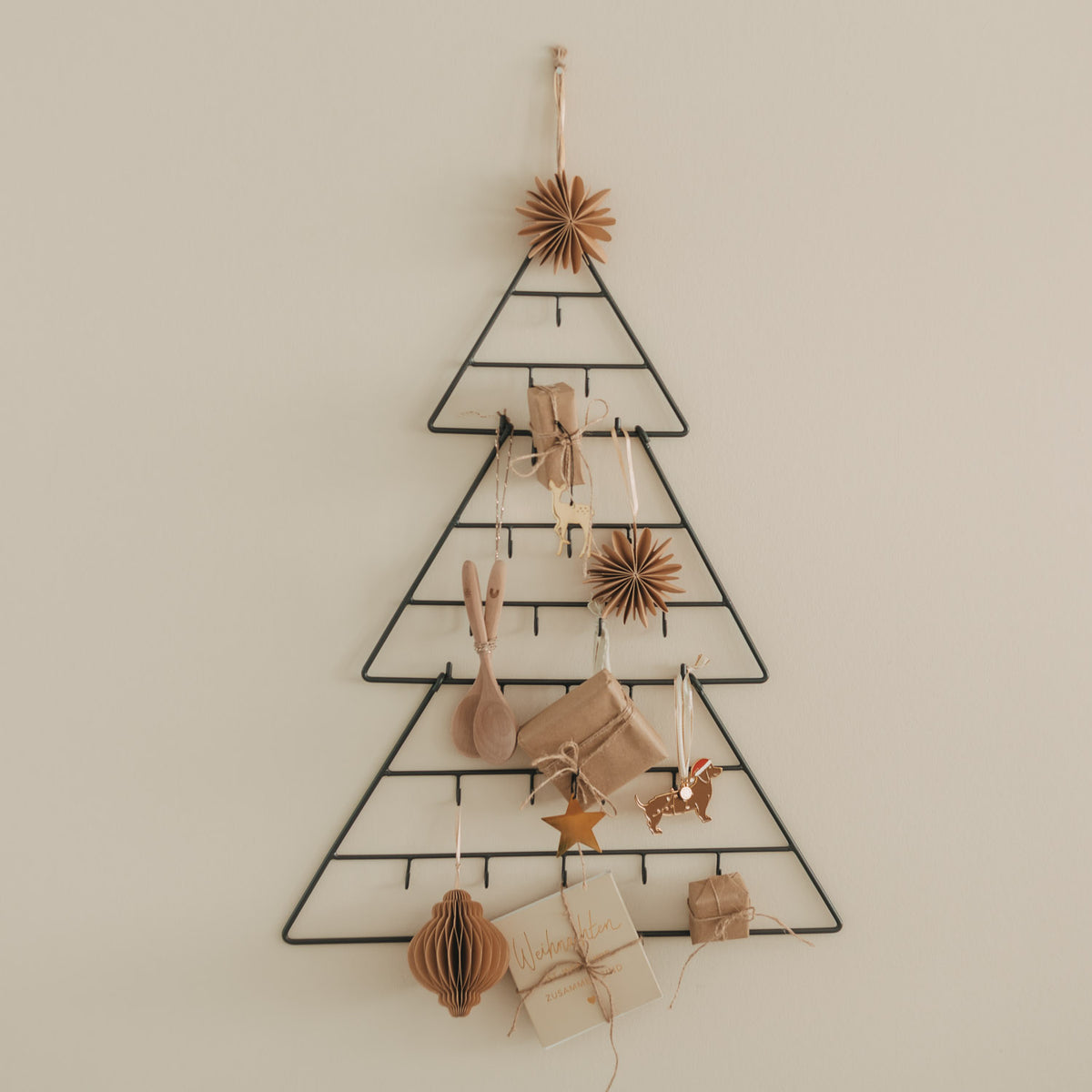 Tannenförmiger Adventskalender mit hängenden Geschenken, Holzornamenten und Stern