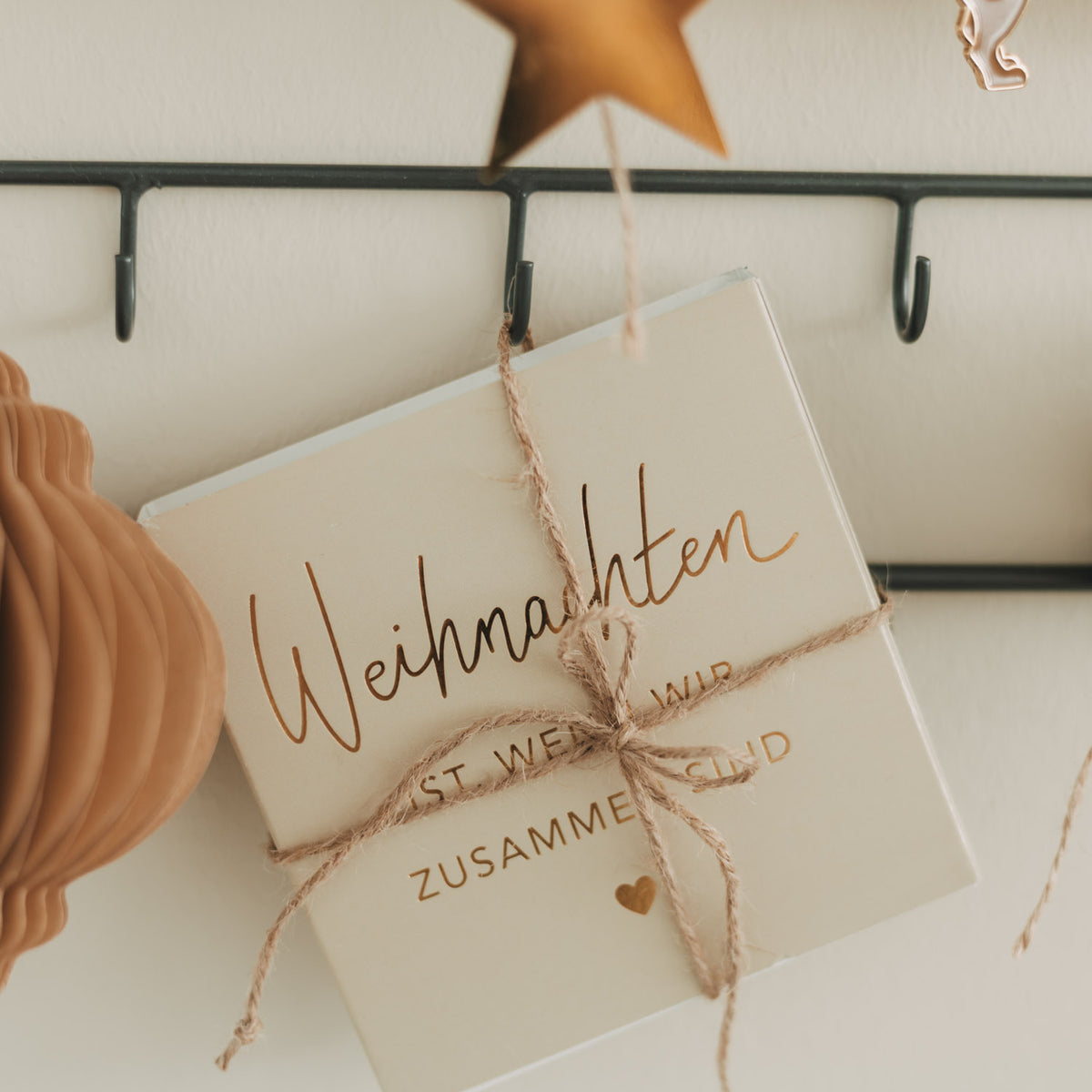 Anhängerkarte mit Aufschrift „Weihnachten ist, wenn“ und „ZUSAMMEN“