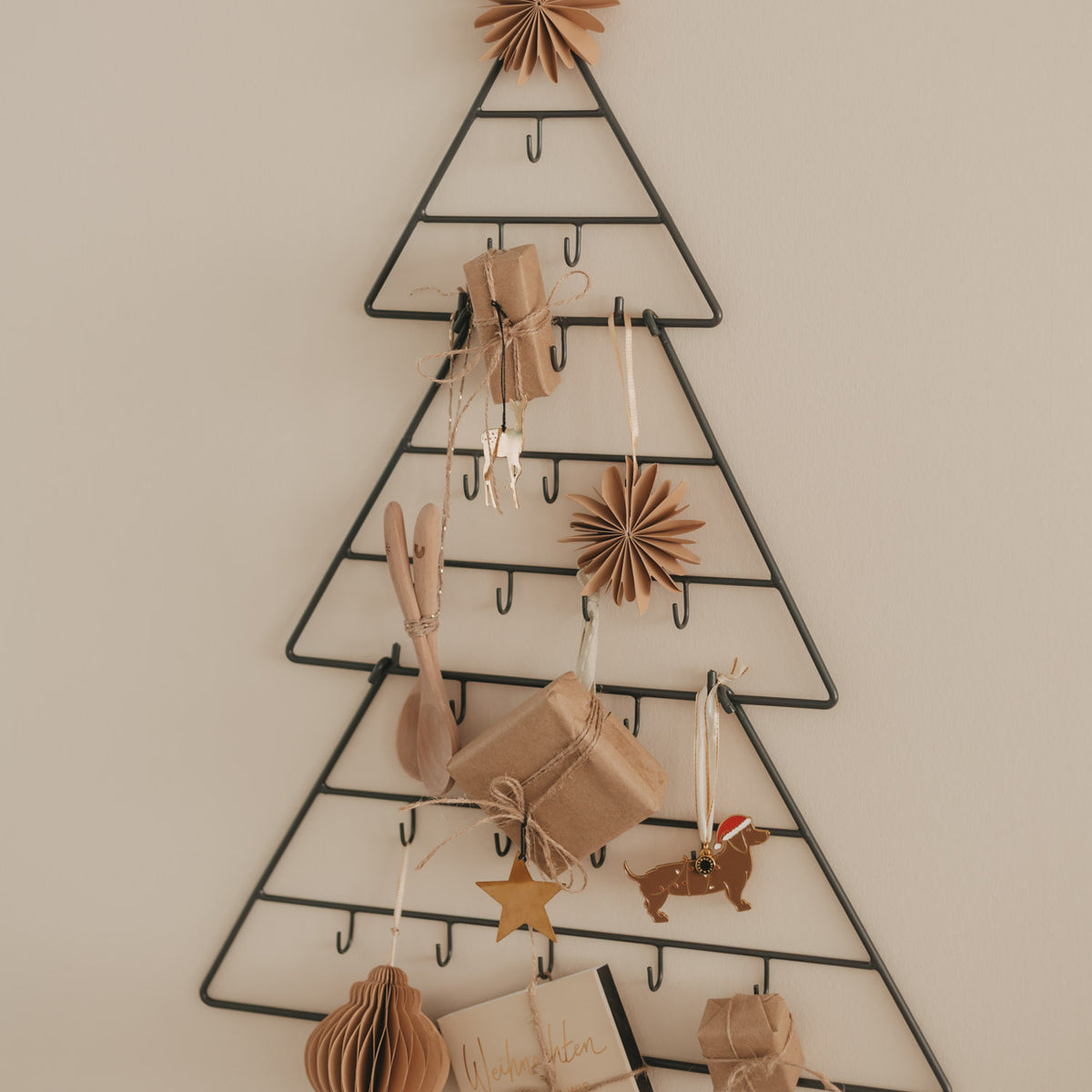 Tannenförmiger Adventskalender mit vielen Anhängern, Stern und Fächerschmuck