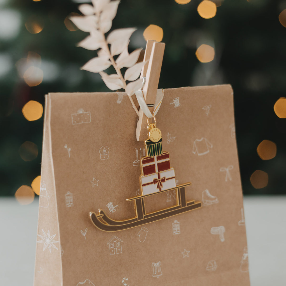 Goldener Schlitten-Baumschmuck mit Geschenkboxen und Aufhängeschlaufe am Band