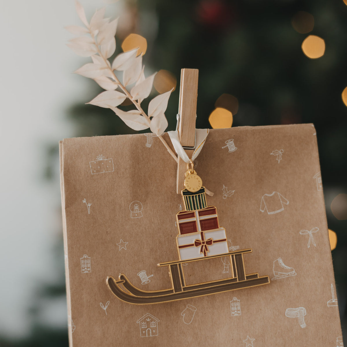 Goldener Baumschmuck-Schlitten mit Geschenkboxen, rundem Anhänger und Aufhängeschlaufe