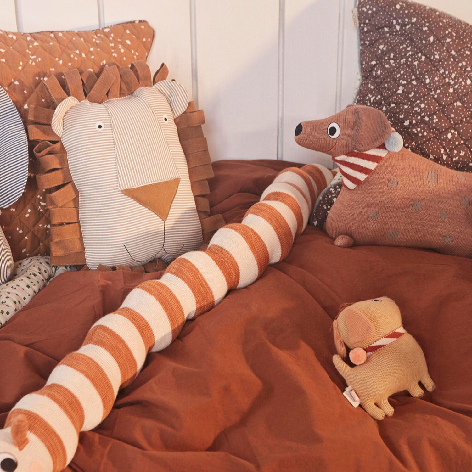 Kuscheltier-Kissen "Lobo Löwe" - 37x14x40 cm (Caramel)