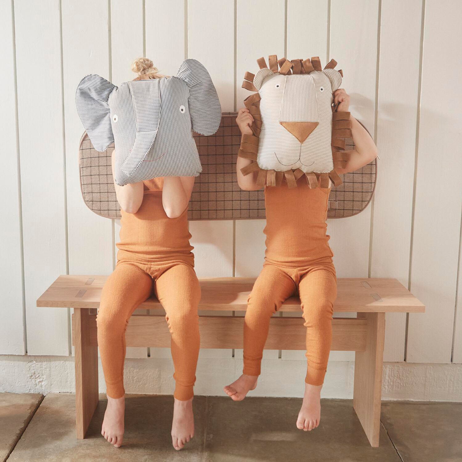 Kuscheltier-Kissen "Lobo Löwe" - 37x14x40 cm (Caramel)