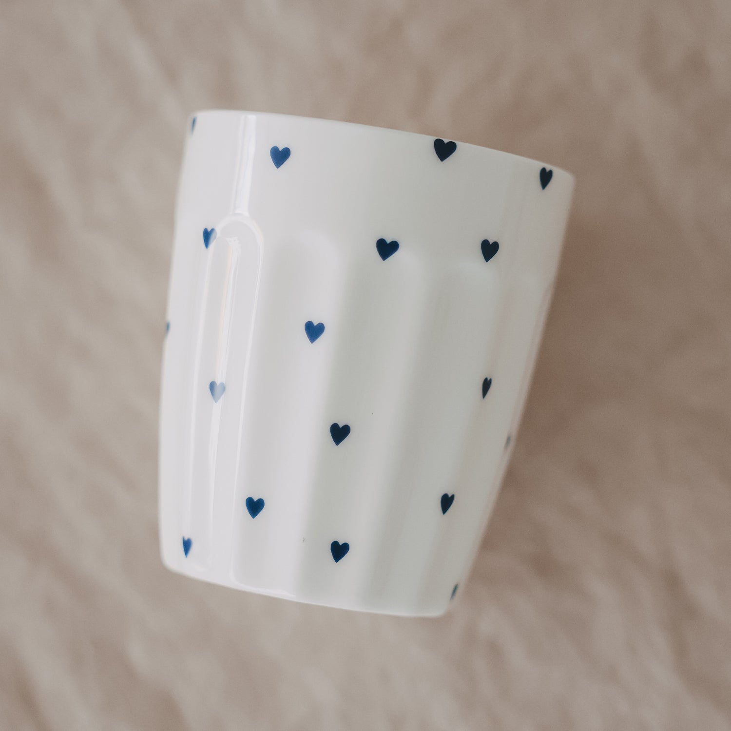 Becher "Kleine Herzen" (Dunkelblau)
