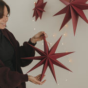 Rote Papiersterne im 3er-Set, zusammengebauter Stern mit Anspitzung und Aufhängeschnur