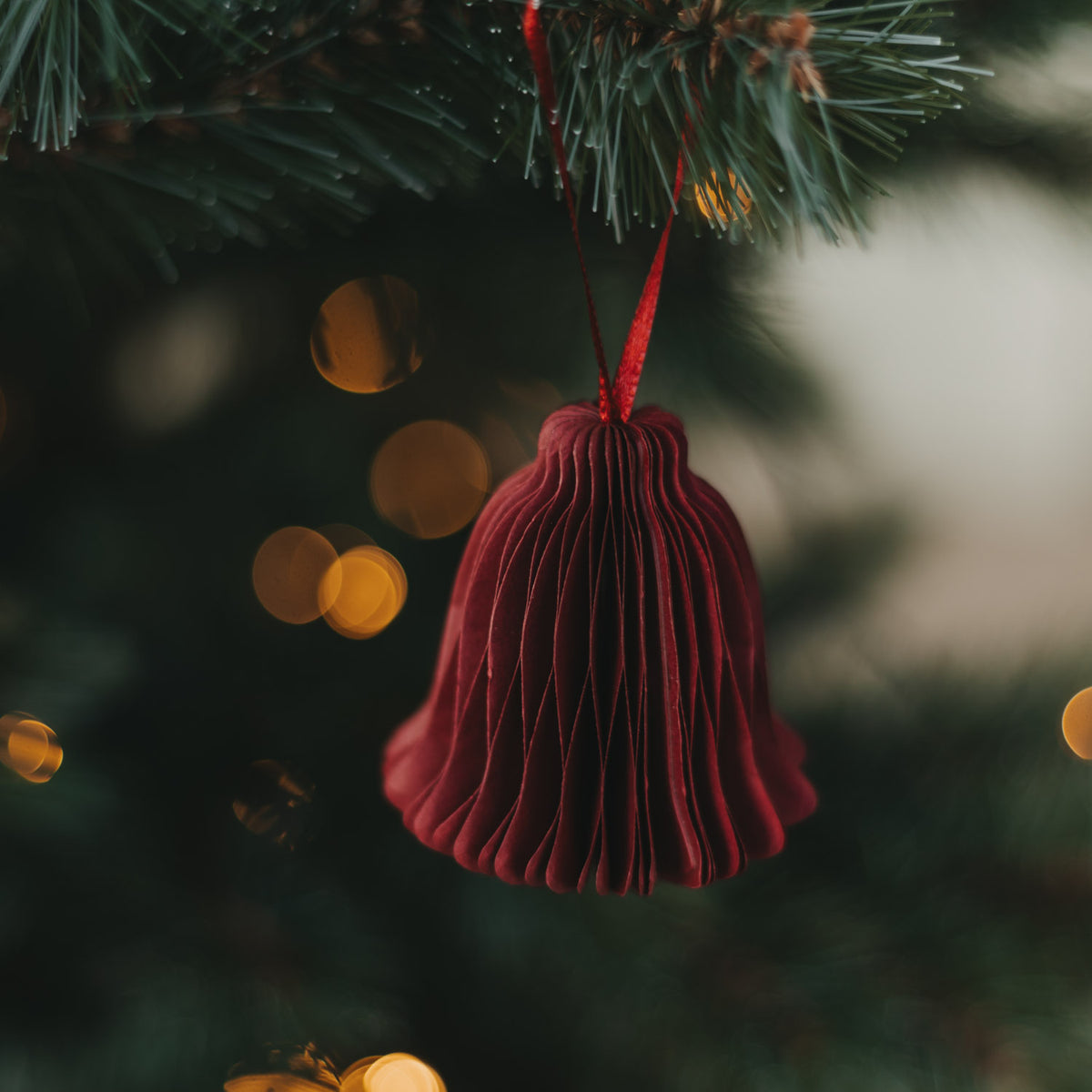 Roter Papieranhänger Glocke mit Faltstruktur, zum Aufhängen am Weihnachtsbaum