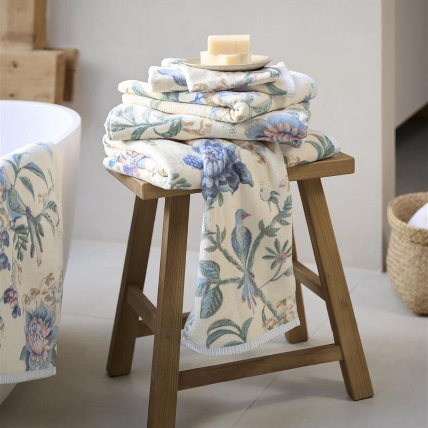Handtuchstapel mit blau-weißem Blumenmuster, ca. 55x100 cm, gefaltet