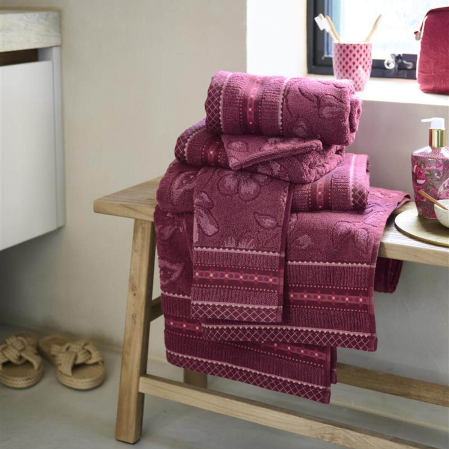 Gestapelte Jacquard-Handtücher 55x100 cm, dunkles Pink, florale Muster mit Streifen