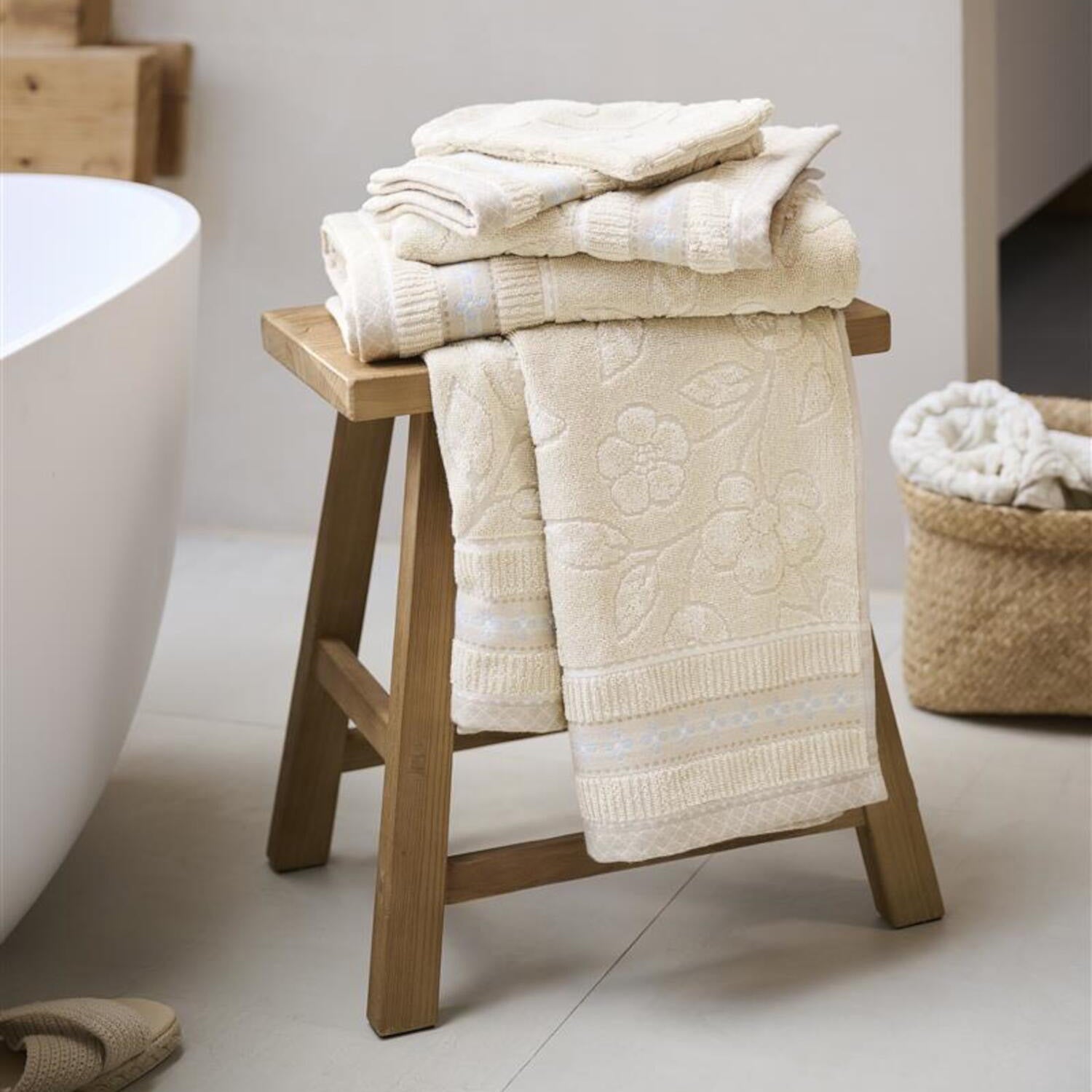 Handtuchstapel mit Jacquard-Blumenmuster und Bordüre, sandfarben, 55x100 cm