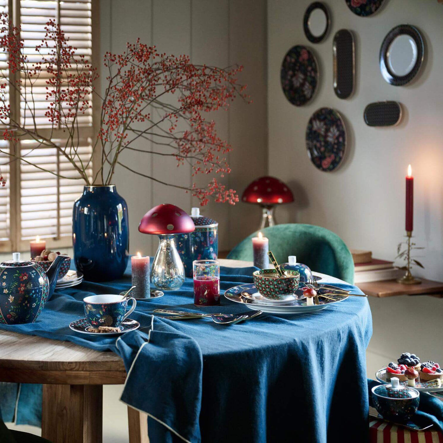 Salatbesteck auf gedecktem Tisch, florales Design und goldfarbene Griffe
