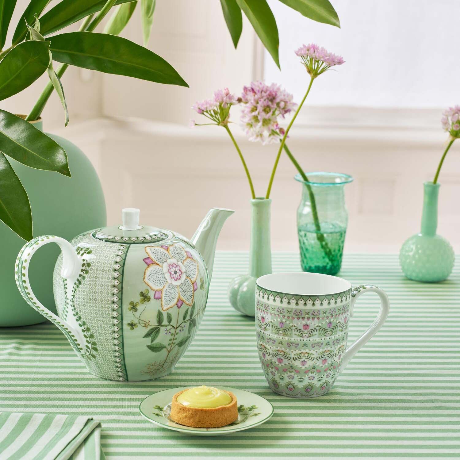 XL-Tasse "Lily & Lotus - Moon Delight" - 450 ml (Hellgrün)