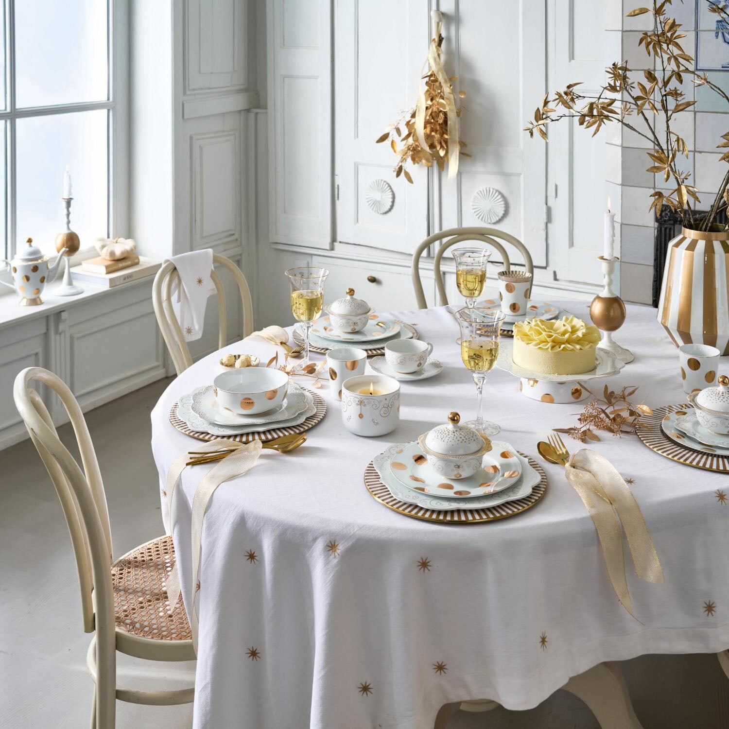 Set aus Becher mit Teebeutel-Ablageteller "Dot Delight" - 16x16 cm (Weiß/Gold)