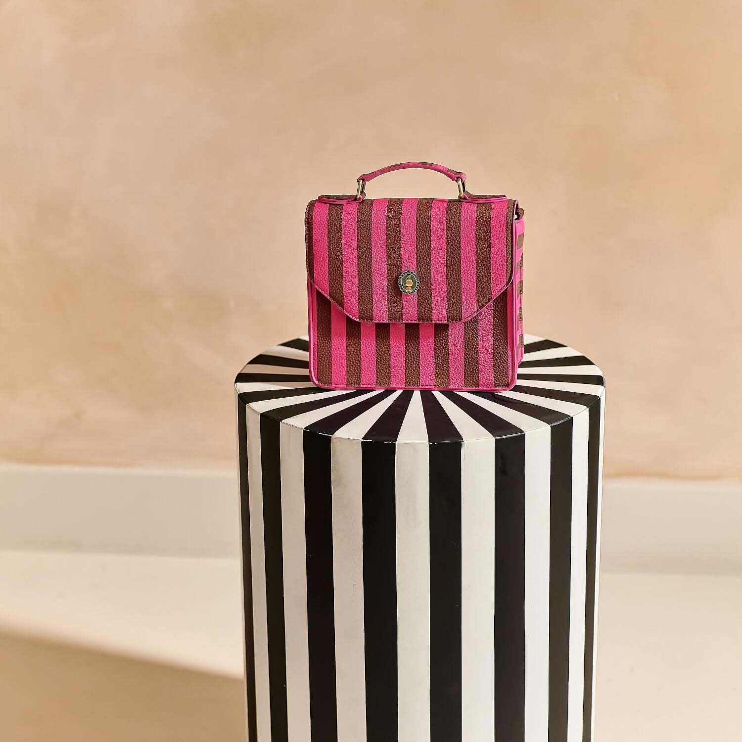 Umhängetasche S mit pinken Streifen und kurzem Henkel, Klappverschluss