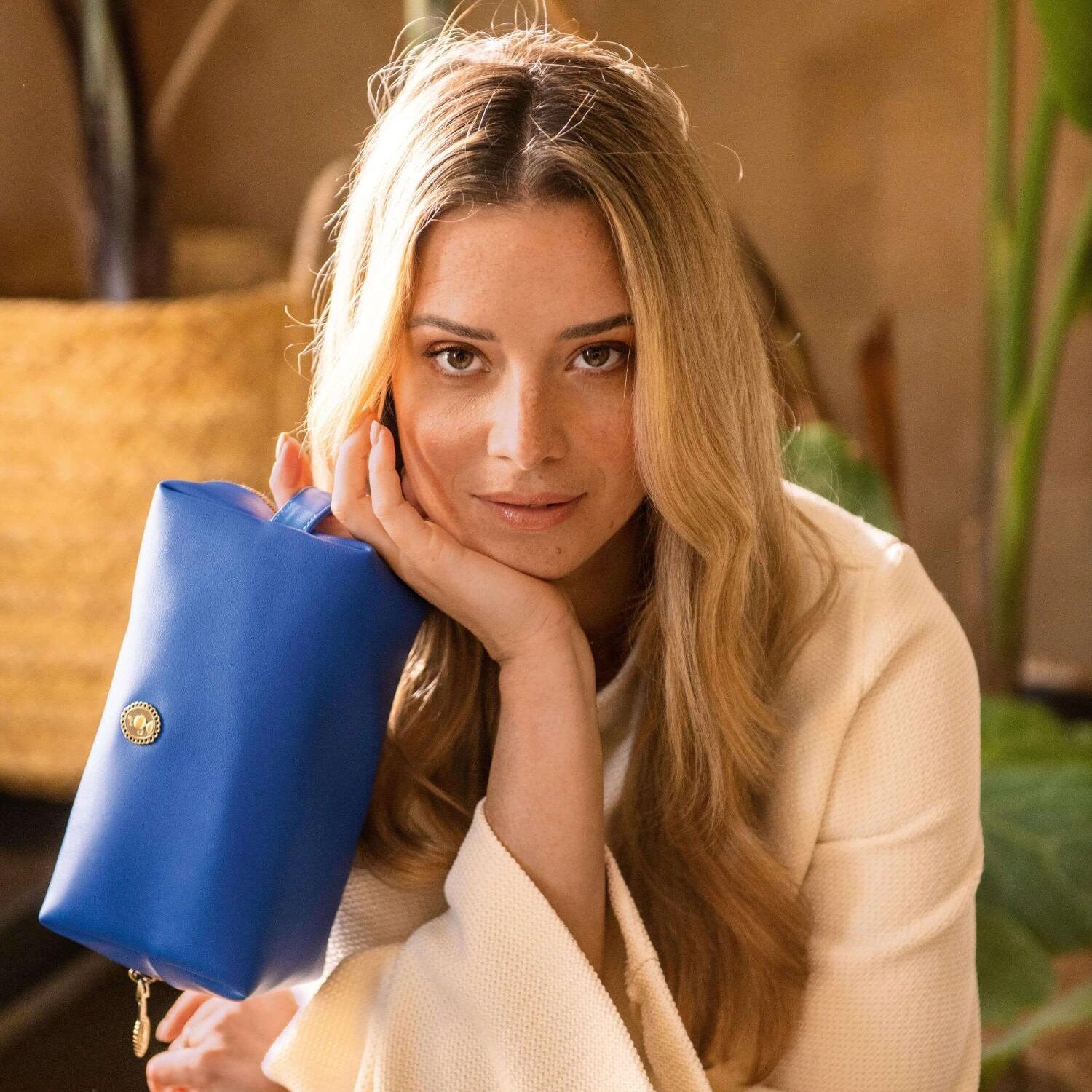 Kosmetiktasche Coco (M) in Blau, seitlicher Blick, mit Reißverschluss und goldfarbenem Emblem