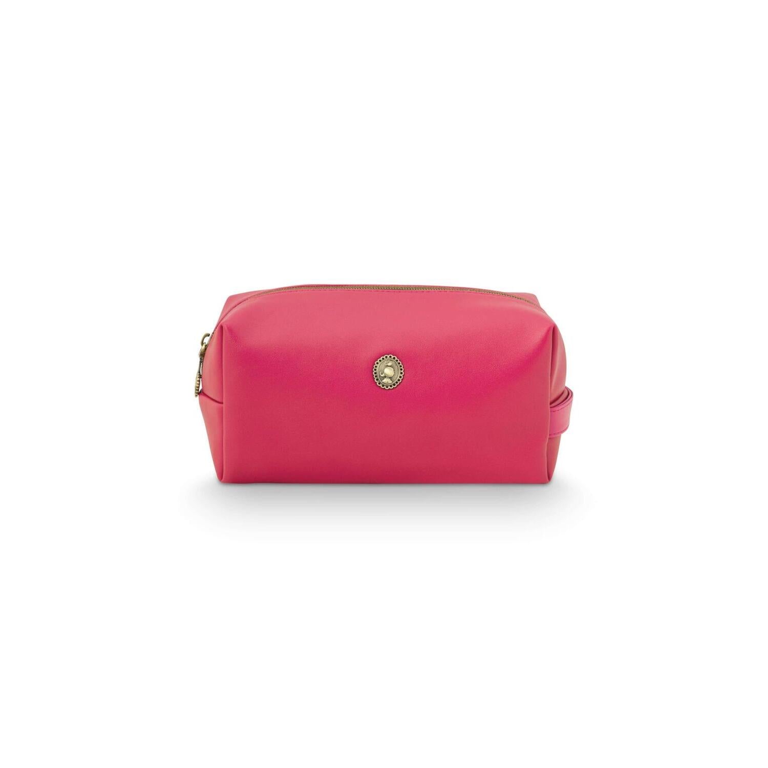 Kosmetiktasche in Pink mit Reißverschluss und Metallplakette vorn.