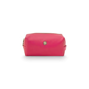Kosmetiktasche in Pink mit Reißverschluss und Metallplakette vorn.