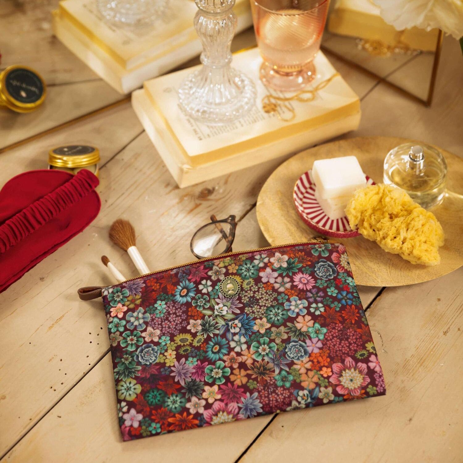 Kosmetiktäschchen mit buntem Blumenprint, Reißverschluss oben, braune Kanten, M