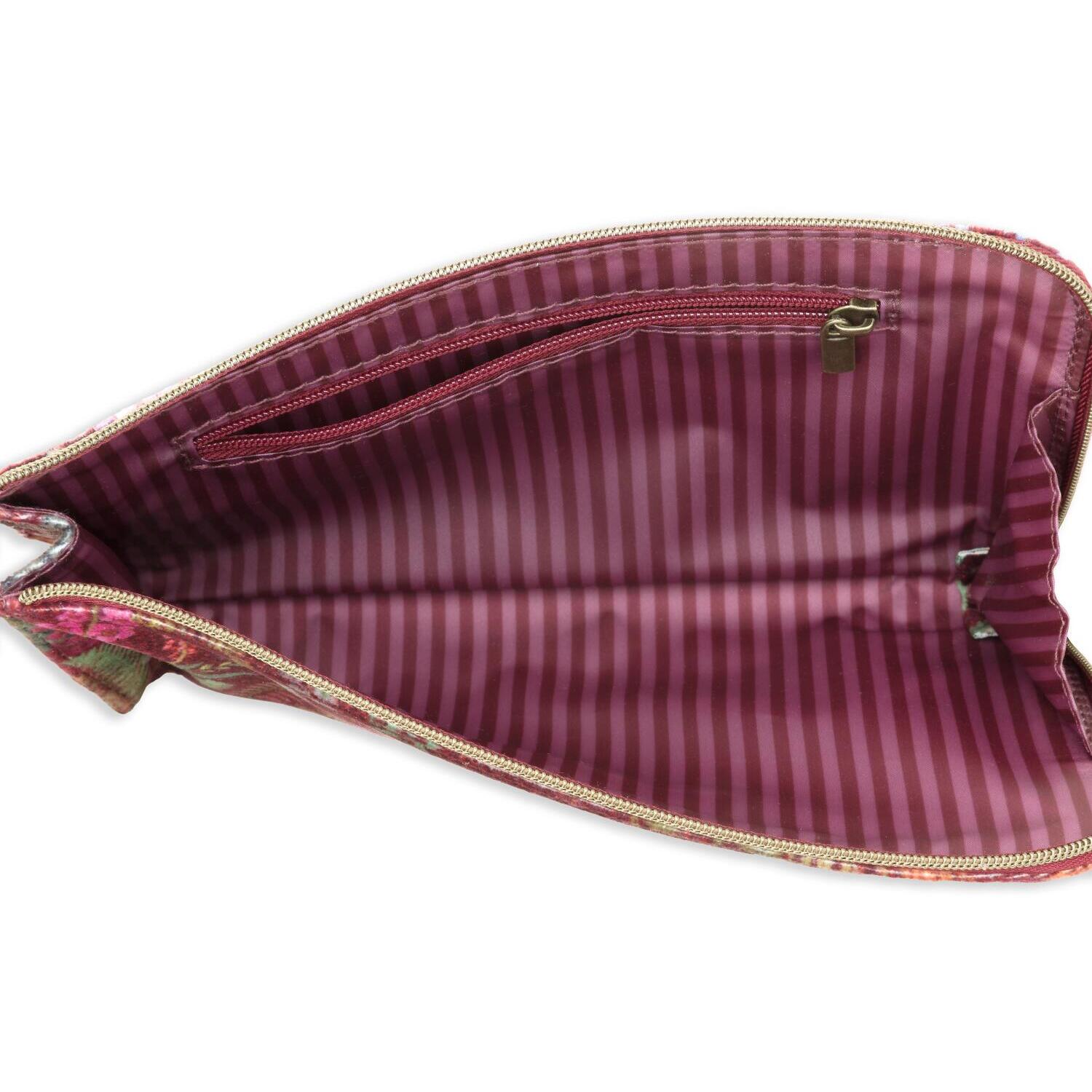 Kosmetiktasche geöffnet: gestreiftes Innenfutter mit Reißverschluss und Metall-Detail am Rand.