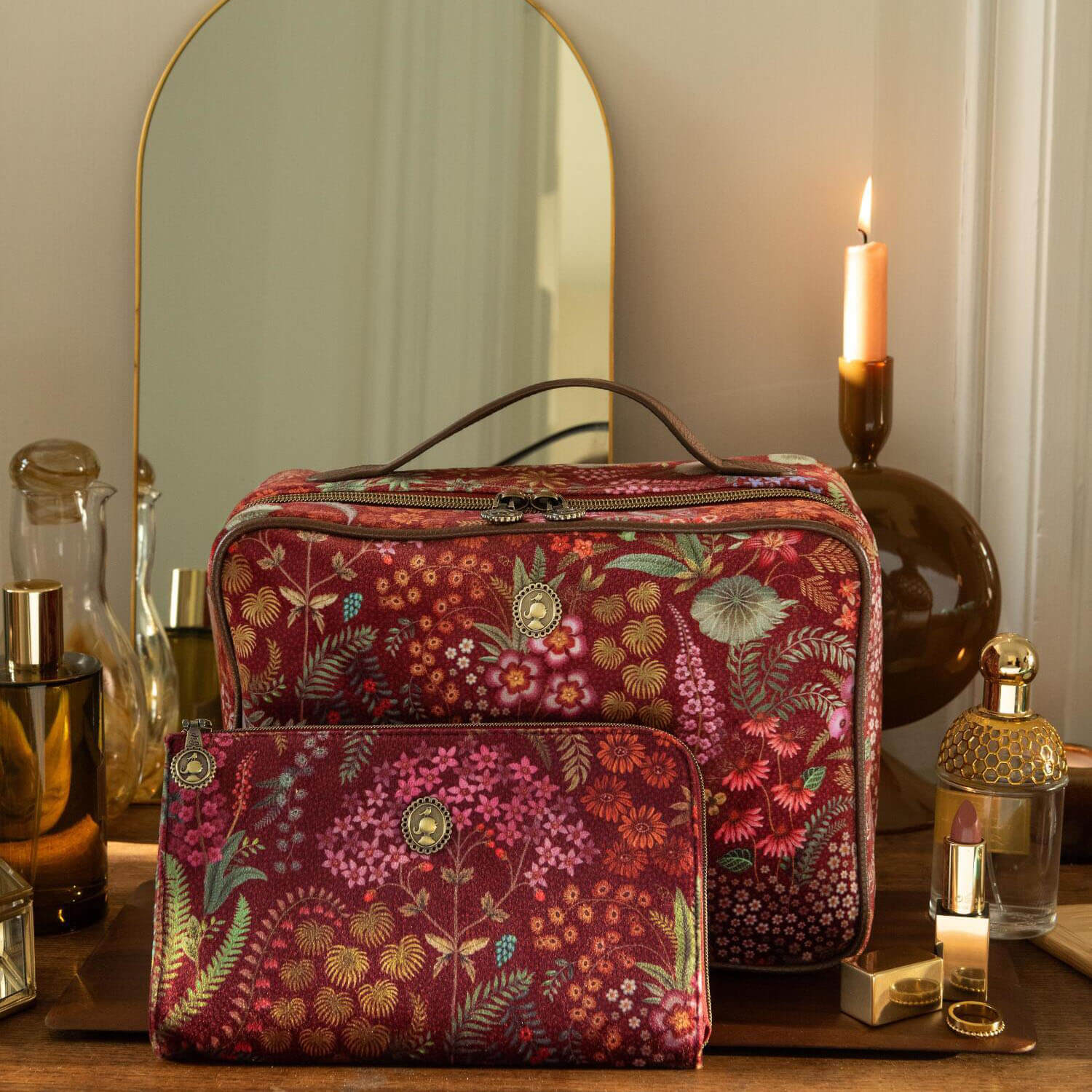 Kosmetiktasche mit Henkel und Frontfach, bordeauxfarbener Blumenstoff mit Reißverschluss.
