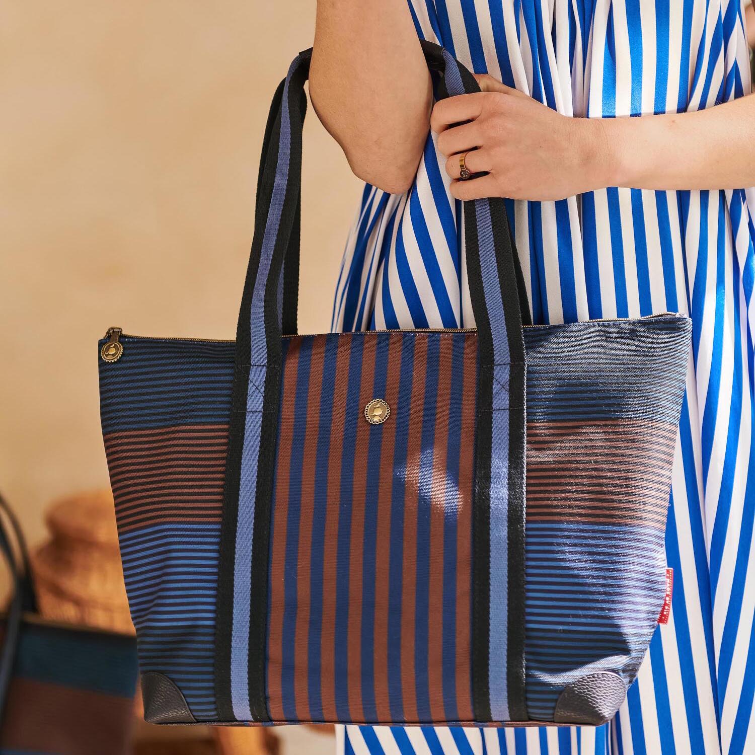 Tragetasche Tilda blau gestreift, seitlicher Griffbereich in der Hand