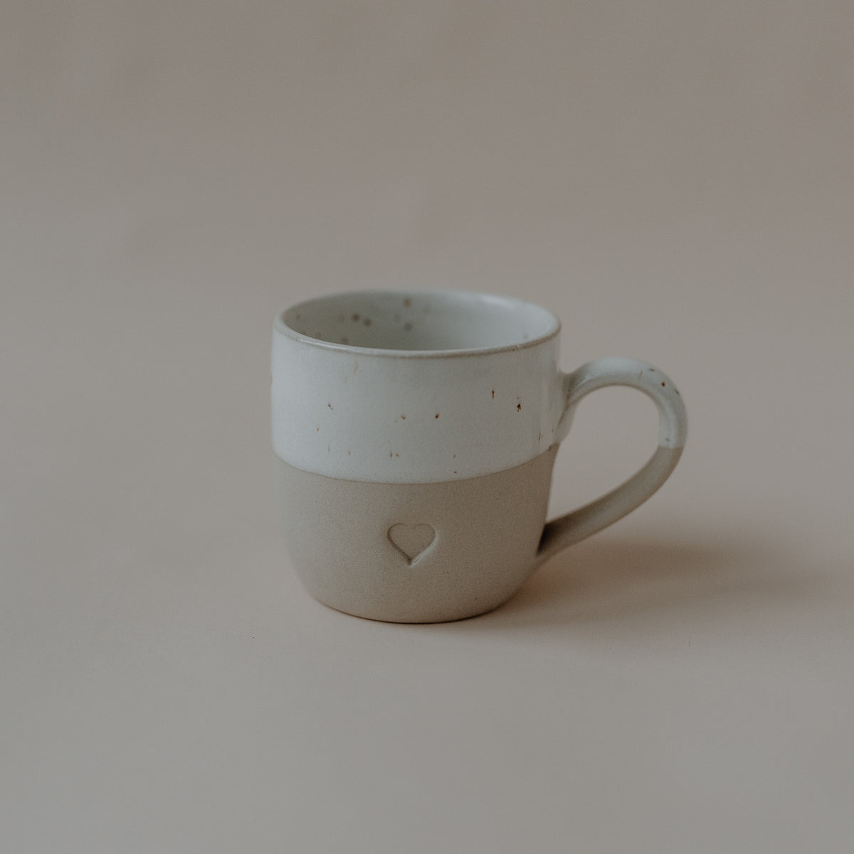 Espressotasse mit Herzmotiv, Sprenkel-Design, weißer Rand und beiger Korpus, 60 ml