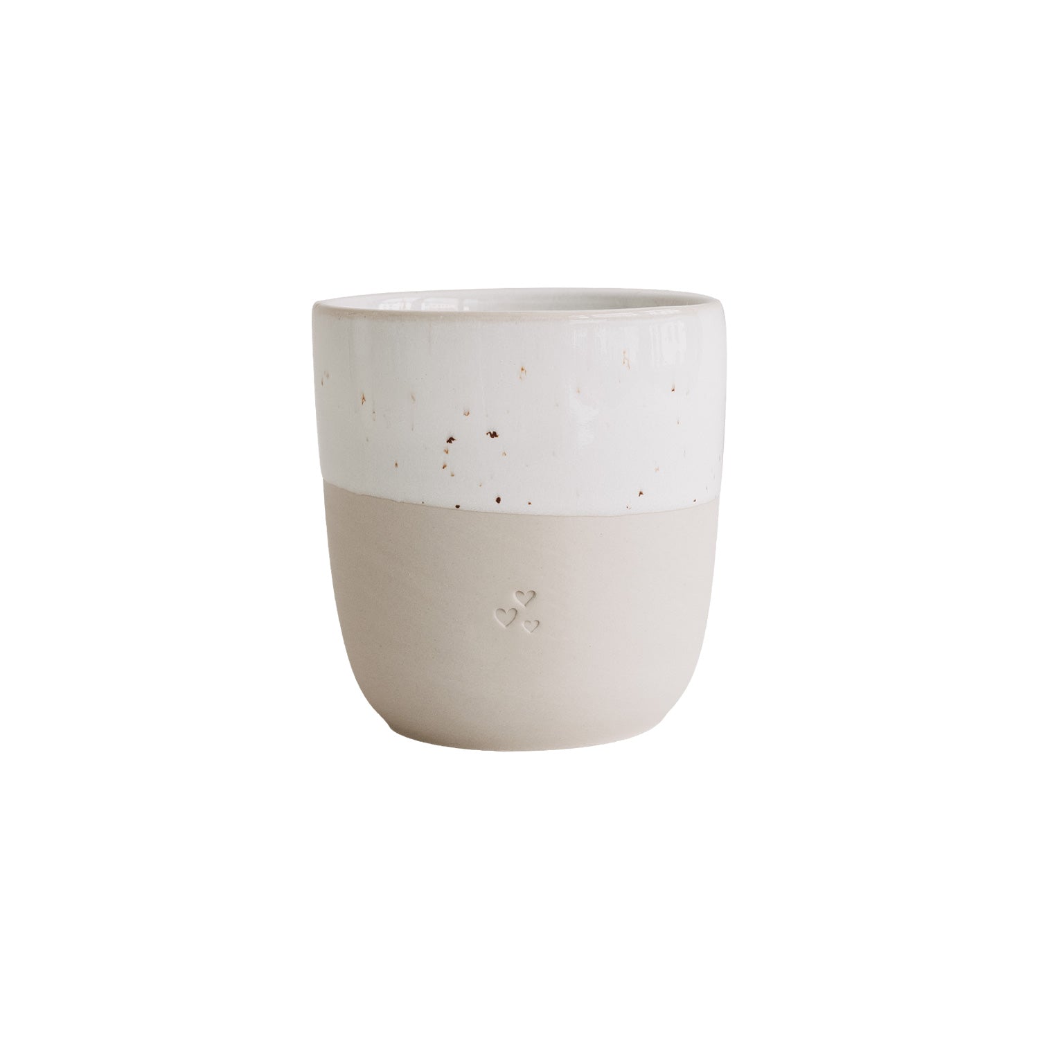 Kleiner Becher in Naturfarbe mit weißem Band und kleinen Herz-Reliefs.