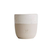 Becher in Naturton mit weißem Rand, Sprenkeln und Schleifen-Emblem