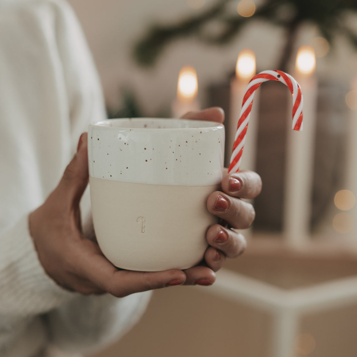 Keramikbecher Naturweiß mit Sprenkeln, mit rotem-weißem Zuckerstangen-Stab im Inneren