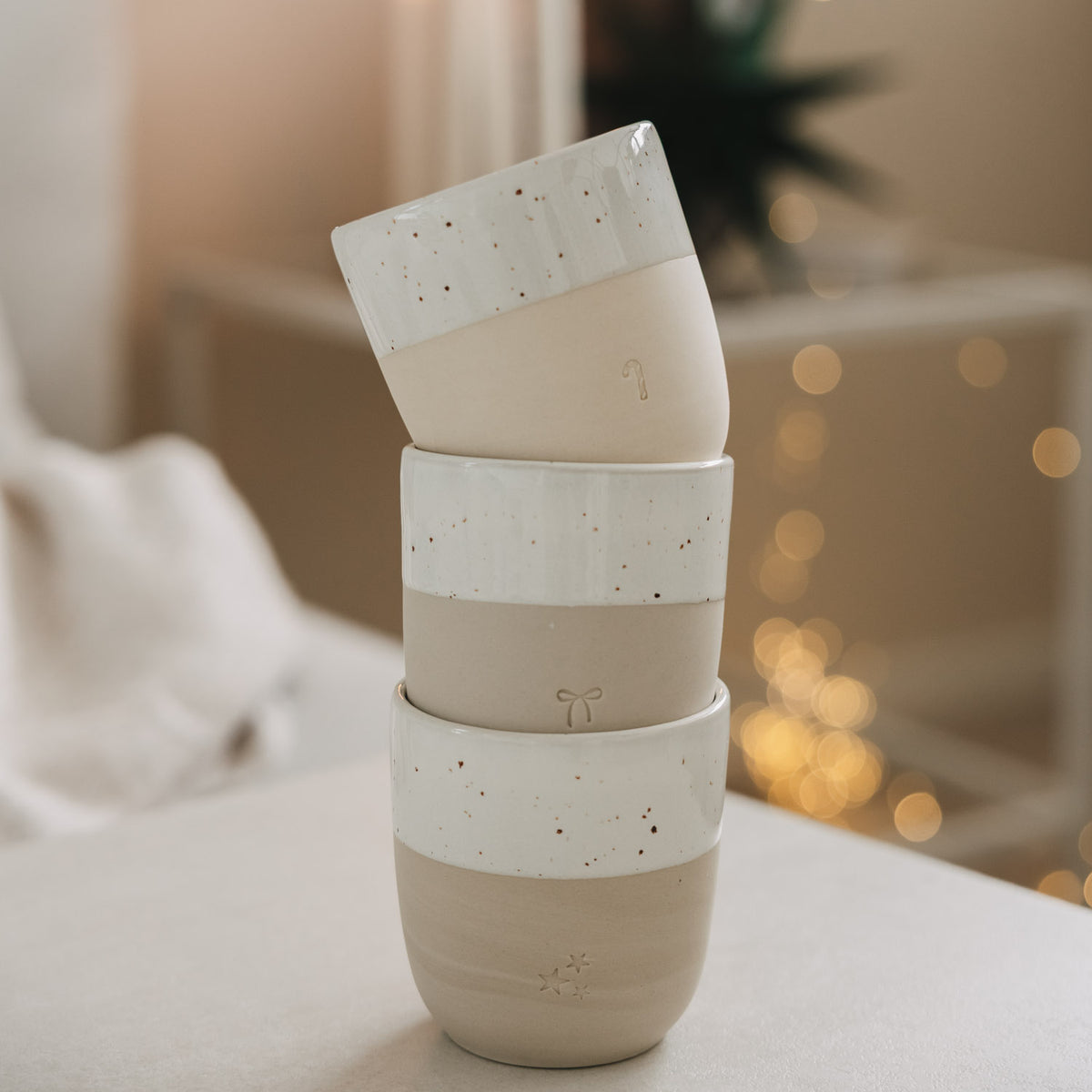Dreiergestapelter Keramikbecher in Naturweiß mit farbigen Sprenkeln, geöffnet