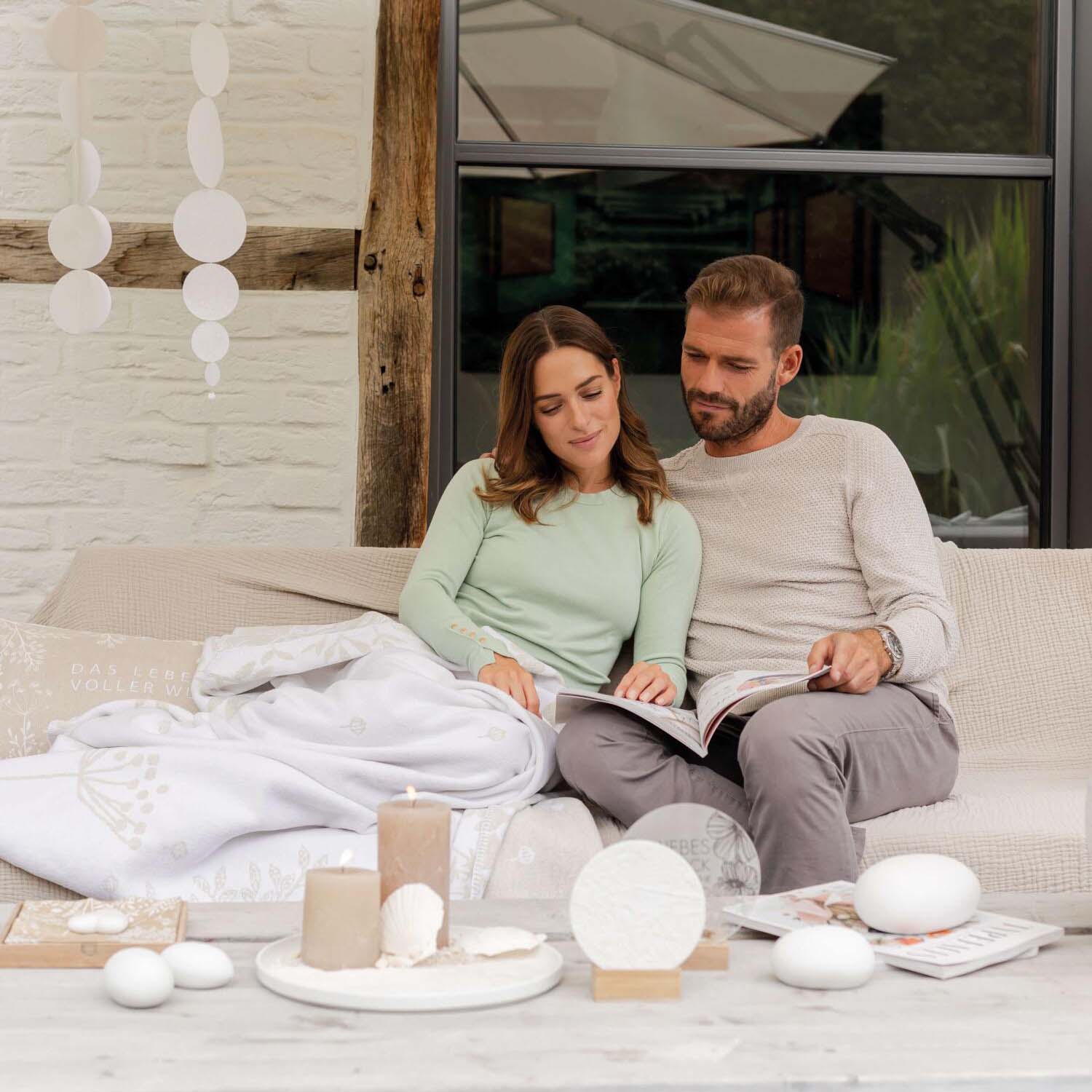 Rechteckiges Kissen in Weiß/Beige mit floralen Motiven und zarter Schrift