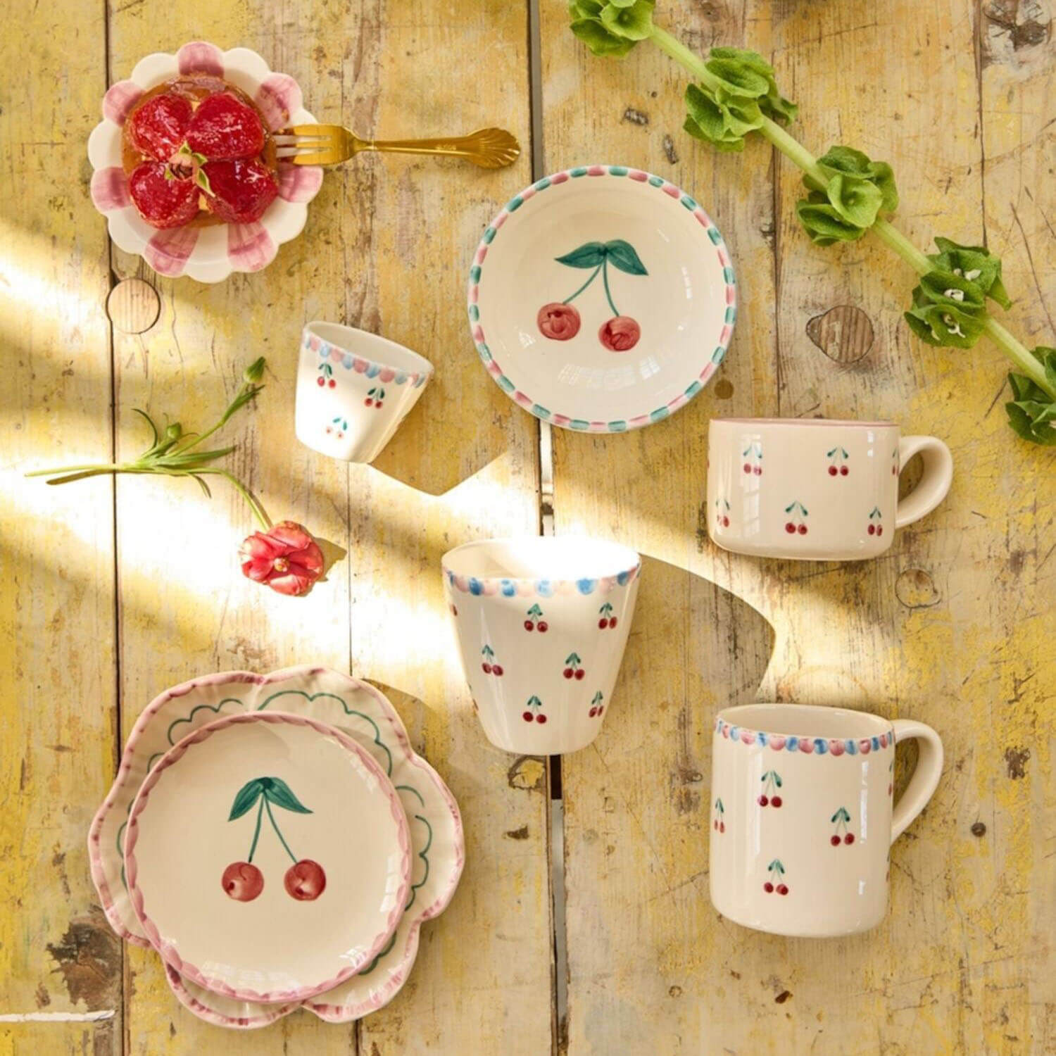 Keramiktassen-Set mit Kirschen- und Punkte-Motiven, mehrere Tassen