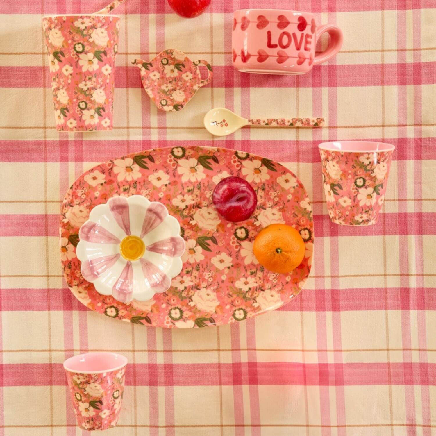 Melaminbecher mit buntem Blumenmuster, mehrere Becher im Set