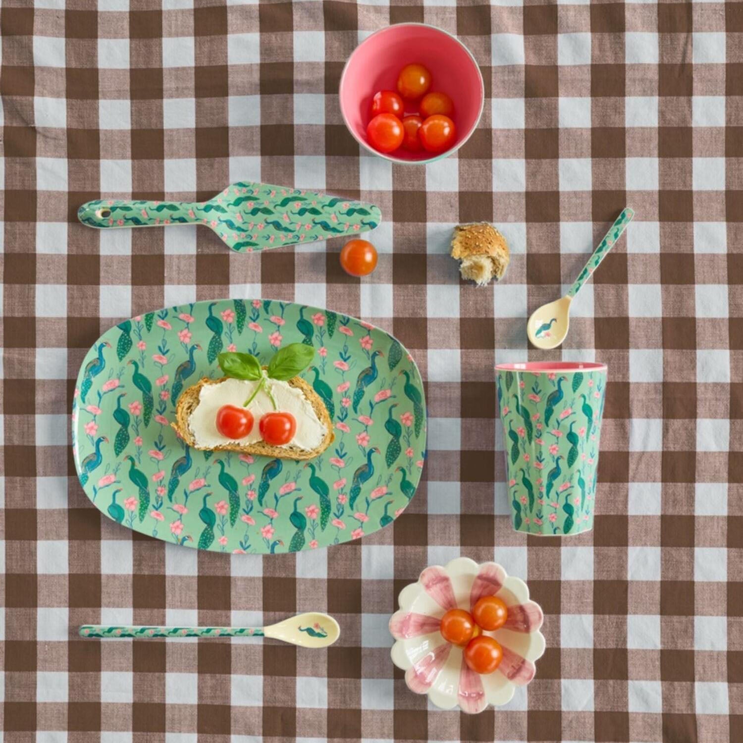 Melaminbecher mit buntem Pfau- und Blumenmuster, rosafarbener Rand, aufgedeckt