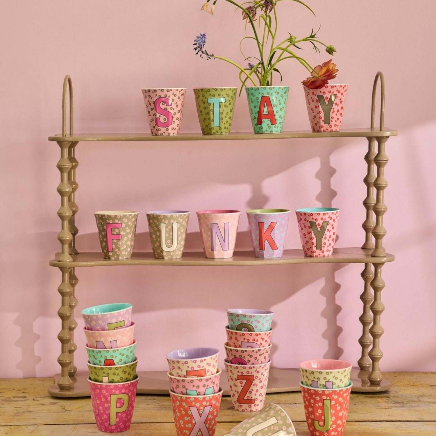 Melamin Becher "Buchstabe C - Flowers" - M (Bunt)