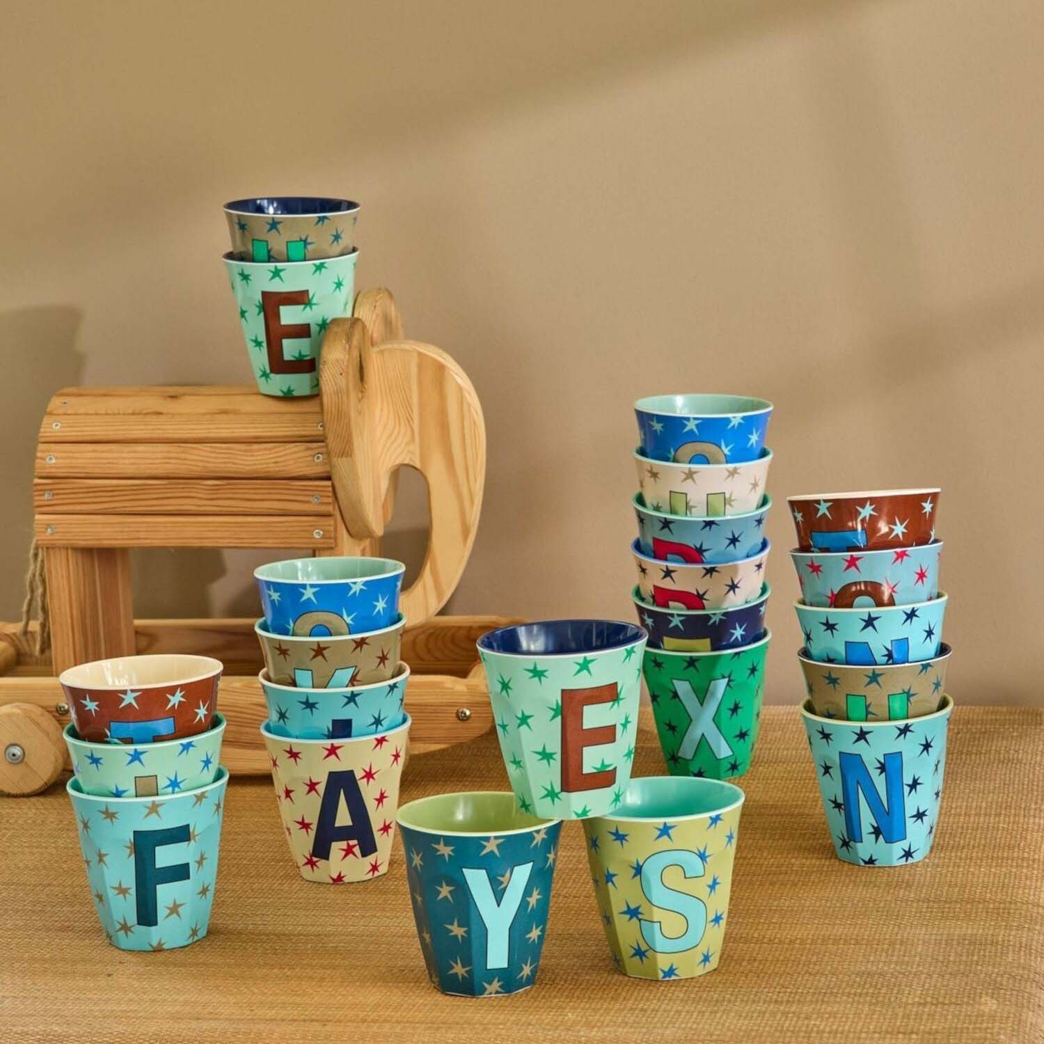 Melamin Becher "Buchstabe T - Flowers" - M (Bunt)