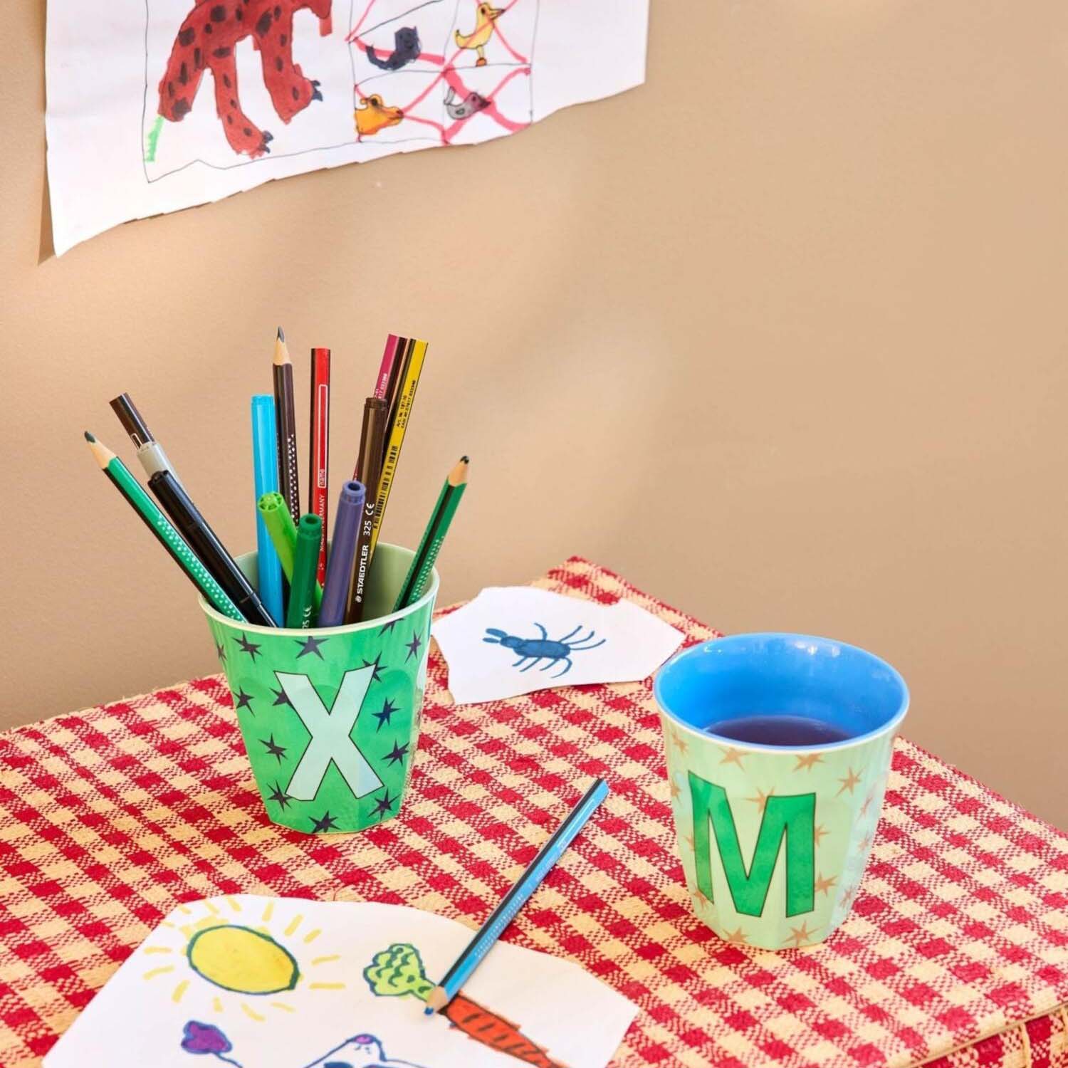 Melamin Becher "Buchstabe M - Stars" - M (Bunt)