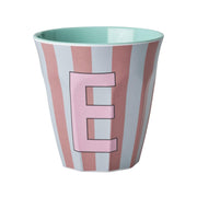Melamin Becher mit Streifen "Buchstabe E" - Medium (Rosa/Hellblau)