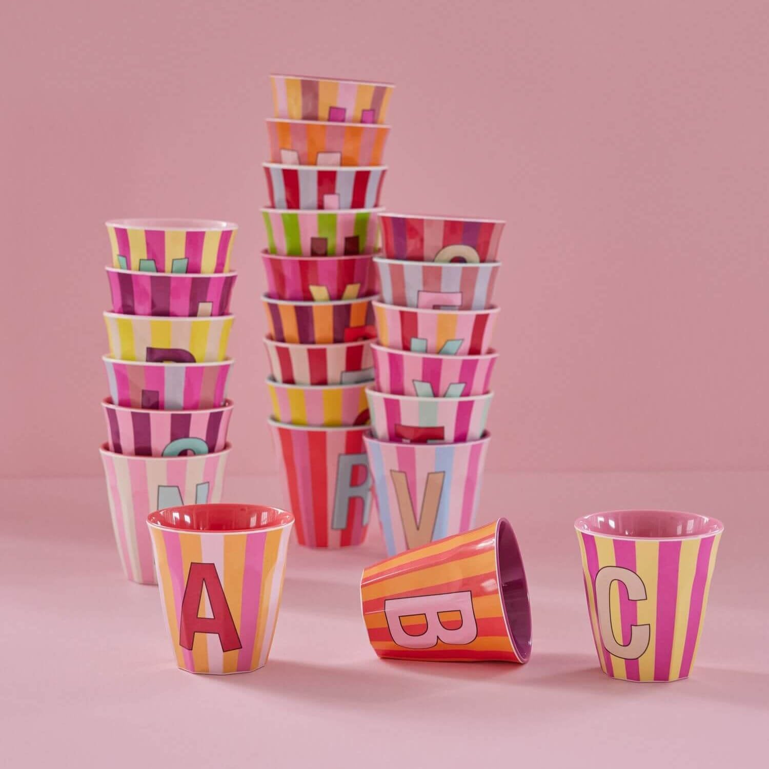 Melamin Becher mit Streifen "Buchstabe J" - Medium (Rot/Hellblau)